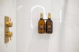 two bottles of wine sitting on a wall at Central Edinburgh Prime Luxury in Edinburgh +27 photos