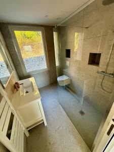 Un baño con ducha, lavabo e inodoro. en Casa Favelas, Vue Mer et Proche de Monaco, en Cap d'Ail 28 fotos más