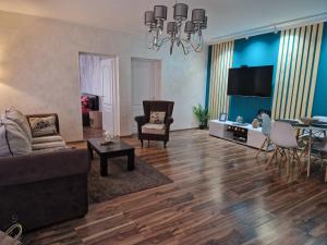 un salon avec un canapé et une salle à manger dans l'établissement New Moment 2, à Žarkovo