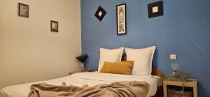 ein Schlafzimmer mit einem Bett mit einer blauen Wand in der Unterkunft Chaleureux T2 Vue mer et piscine Alba Rossa in Serra-di-Ferro + 16 Fotos