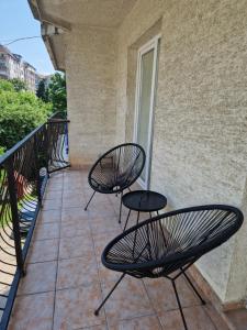 deux chaises et une table sur un balcon dans l'établissement New Moment 2, à Žarkovo