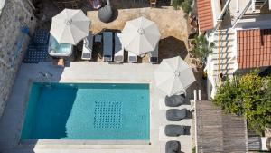an overhead view of a swimming pool with umbrellas at Villa Arancia in Pigi