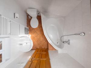 Un baño de Hotel BELLA 15 fotos más