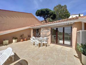 Balkón nebo terasa v ubytování Appartement avec terrasse et vue mer proche de la plage du Rayol