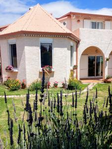 a house with a garden in front of it at Villa Bella avec piscine chauffée Plaine des Cafres in Le Tampon
