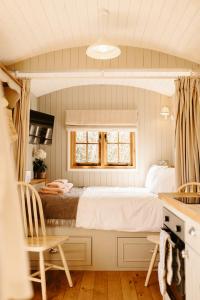 un dormitorio con una cama y una ventana en Lambourne Hut By Birch Stays, en Chirk