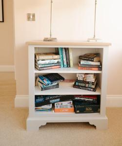 una estantería llena de muchos libros en Lambourne House By Birch Stays, en Chirk