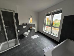 Phòng tắm tại Wunderschöne Ferienwohnung in Leipzig Taucha 1 OG links