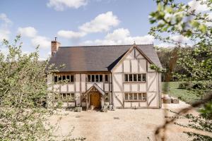Una vista exterior de una gran casa blanca. en Lambourne House By Birch Stays, en Chirk