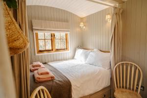 Un dormitorio pequeño con una cama y una ventana. en Lambourne House By Birch Stays, en Chirk