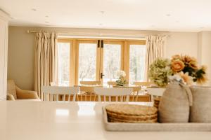 Un comedor con mesa y sillas en Lambourne House By Birch Stays, en Chirk