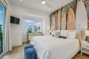 Voodi või voodid majutusasutuse Mariners Crossing - Stunning Luxury Home w Gulf Views From Every Room Rooftop Deck PoolSpa toas +37 fotot