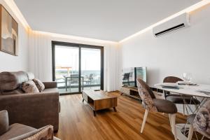 una sala de estar con una mesa y un sofá en Golden Home IV, en Caniçal