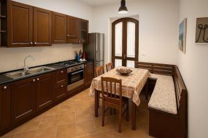 Kuchyň nebo kuchyňský kout v ubytování Il giardino di Malu'