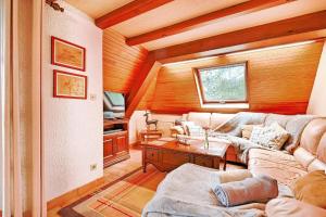 un salon avec un canapé et une table dans l'établissement Chalet Les Terrasses d'Albé 6P Montages & Vignes, à Albé