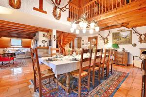 une salle à manger avec une table et des chaises dans l'établissement Chalet Les Terrasses d'Albé 6P Montages & Vignes, à Albé