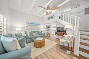 Istumisnurk majutusasutuses Coconut Lagoon - Lovely Historic Renovated Cottage wHuge Heated Pool Backyard OasisCabanaBar