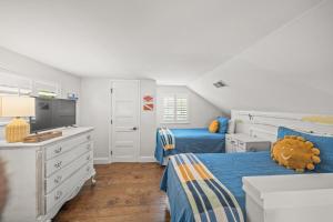 Voodi või voodid majutusasutuse Coconut Lagoon - Lovely Historic Renovated Cottage wHuge Heated Pool Backyard OasisCabanaBar toas +26 fotot