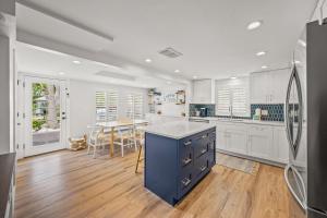 Köök või kööginurk majutusasutuses Coconut Lagoon - Lovely Historic Renovated Cottage wHuge Heated Pool Backyard OasisCabanaBar