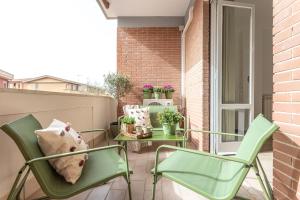 een klein balkon met 2 stoelen en een tafel bij Posidonia - Free Parking & Netflix - 200m to Beach in Fiumicino