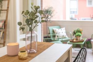 een tafel met een vaas met een plant erop bij Posidonia - Free Parking & Netflix - 200m to Beach in Fiumicino