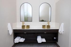 een badkamer met een wastafel en 2 spiegels bij The Burlington Hotel in Bunbury +87 foto's