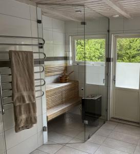 Un baño con ducha, bañera y lavabo. en Holiday Home BÅSTAD Sunday to Sunday 2, en Båstad 22 fotos más