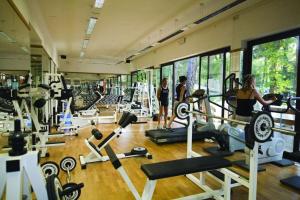 un groupe de personnes dans une salle de sport avec des machines dans l'établissement Cozy 2 bedroom Cabin sleeps 5 in Lido di Spina, Italy - Perfect Family Retreat, à Lido di Spina