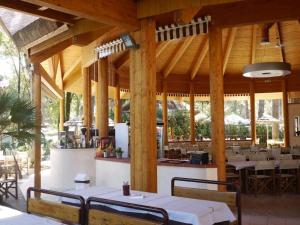 un pavillon avec des tables et des chaises dans un restaurant dans l'établissement Cozy 2 bedroom Cabin sleeps 5 in Lido di Spina, Italy - Perfect Family Retreat, à Lido di Spina