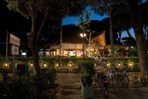 un groupe de vélos garés sur un parking la nuit dans l'établissement Cozy 2 bedroom Cabin sleeps 5 in Lido di Spina, Italy - Perfect Family Retreat, à Lido di Spina