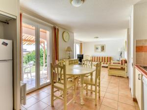 a kitchen and dining room with a table and chairs at Vacancéole - Port Minervois, Les Hauts du Lac in Homps