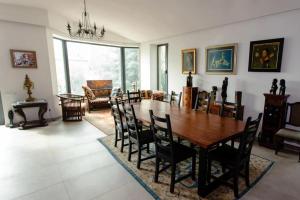 Un lugar para sentarse en 4 Bed Villa Estate Sleeps 7 - Pool Garden Sauna