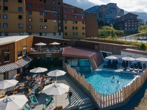 an overhead view of a pool with umbrellas at Hôtel Club mmv Les Bergers **** in L'Alpe-d'Huez