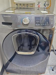 a washing machine with its door open in a room at 인천 청라3룸 인천공항 아시아드경기장 가족숙소 in So-yŏm
