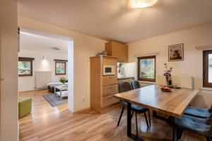 een keuken en een woonkamer met een tafel en een eetkamer bij Haus Gaberhel in Ellmau