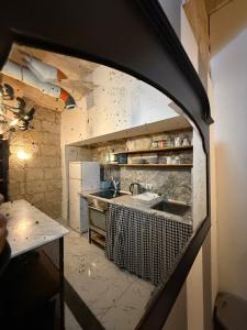 une cuisine avec un évier et un plan de travail dans l'établissement Valletta apartment, à La Valette