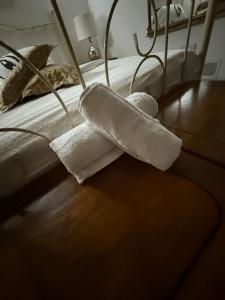 un lit d'hôpital avec un rouleau de papier sur le sol dans l'établissement Valletta apartment, à La Valette 1 autre photo