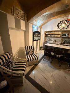 un salon avec un canapé et un piano dans l'établissement Valletta apartment, à La Valette