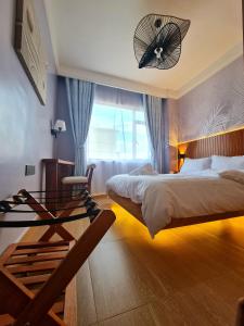 Postel nebo postele na pokoji v ubytování Cozy Top-Floor Apartment with Balcony & City Views near United Nations