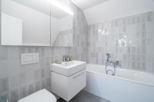 Ένα μπάνιο στο PopUp - Stay3 self check in Apartments +32 φωτογραφίες