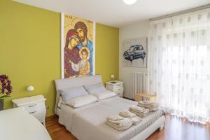 a bedroom with a bed and a painting on the wall at Suite Gravina + box auto privato in Gravina in Puglia