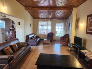 Posezení v ubytování Sungeni Cottage @ Lake Malawi