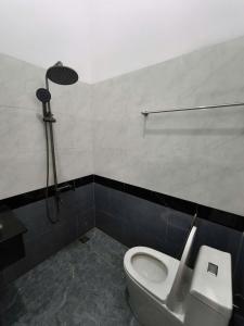 a bathroom with a toilet and a shower at Thanh Phước Hotel in Ấp Thanh Ðông