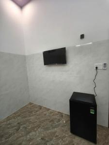 a room with a flat screen tv on a wall at Thanh Phước Hotel in Ấp Thanh Ðông