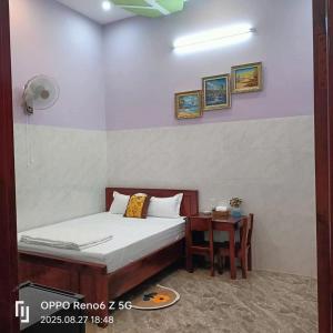 a bedroom with a bed and a small table at Thanh Phước Hotel in Ấp Thanh Ðông