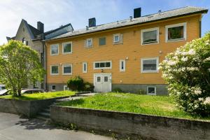 Casa de madera grande con patio en Centrum Apartment, en Ålesund