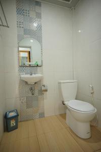 a bathroom with a toilet and a sink at Vinn Villa, Coffee & Resto in Bugel +9 photos