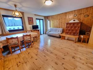 Il comprend un salon doté de parquet, d'une table et d'un canapé. dans l'établissement Scorpion, à Mazzin