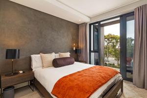 Postel nebo postele na pokoji v ubytování 35 On Main by Stay In Luxury