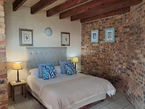 een slaapkamer met een bed met een bakstenen muur bij IRONWOOD LODGE in Pennington +58 foto's